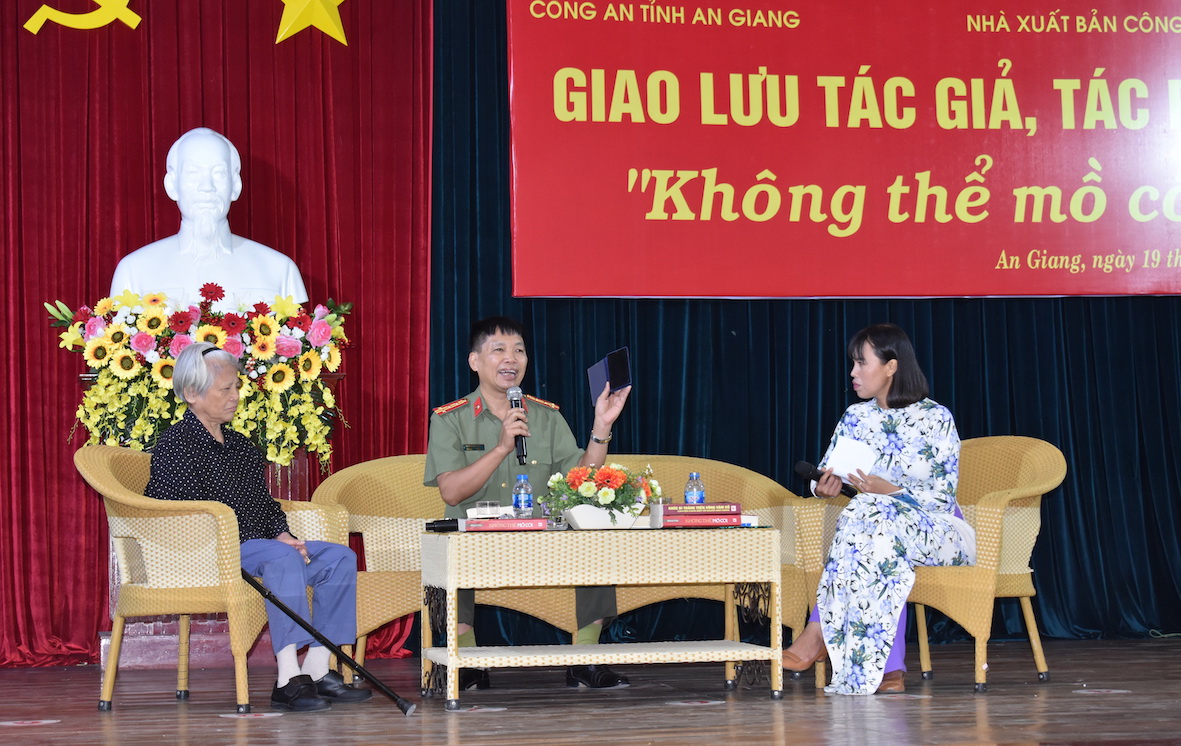 Trưng[-]bày,[-]giới[-]thiệu[-]sách[-]với[-]chủ[-]đề[-]"Sách[-]và[-]người[-]chiến[-]sĩ[-]Công[-]an[-]nhân[-]dân"[-]